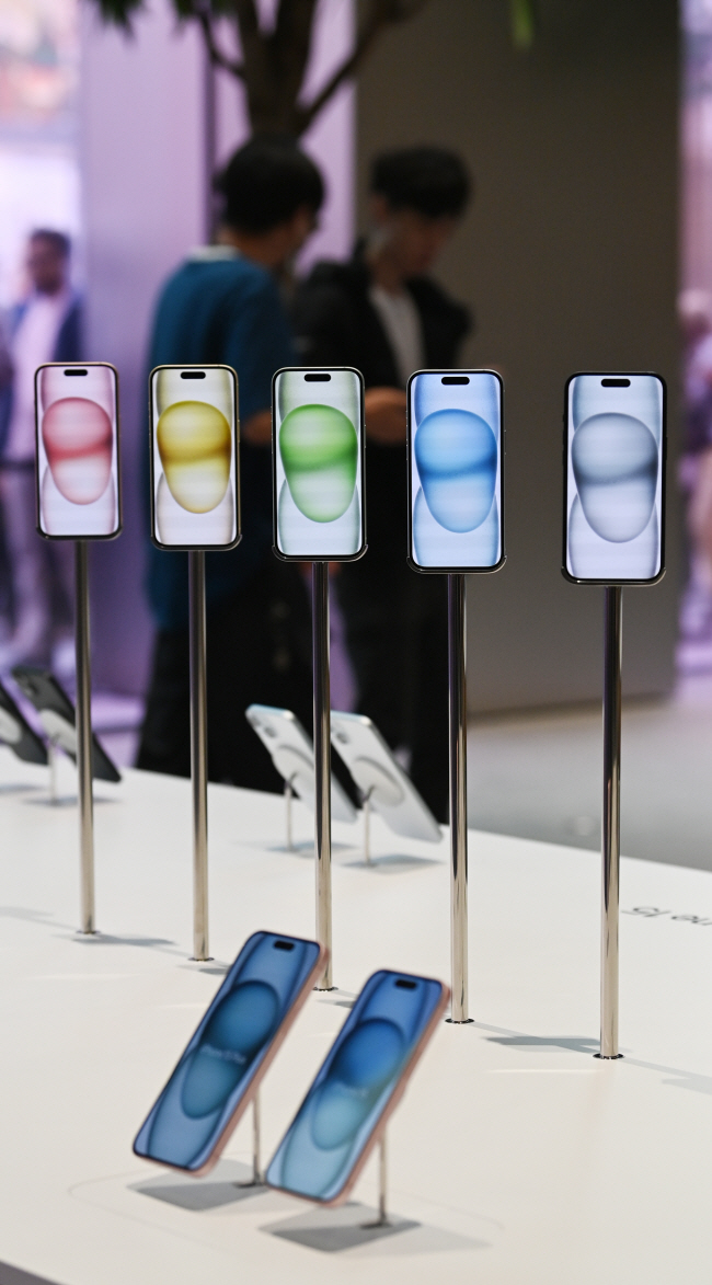 13일 오전 서울 중구 명동 애플스토어에 신작 아이폰15 시리즈가 전시돼 있다. 박윤슬 기자