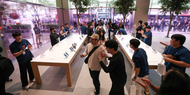 아이폰15 시리즈 출시 첫날인 13일 서울 중구 명동 애플스토어에서 사전 예약 구매자들이 신제품을 수령하기 위해 매장으로 입장하고 있다. 박윤슬 기자