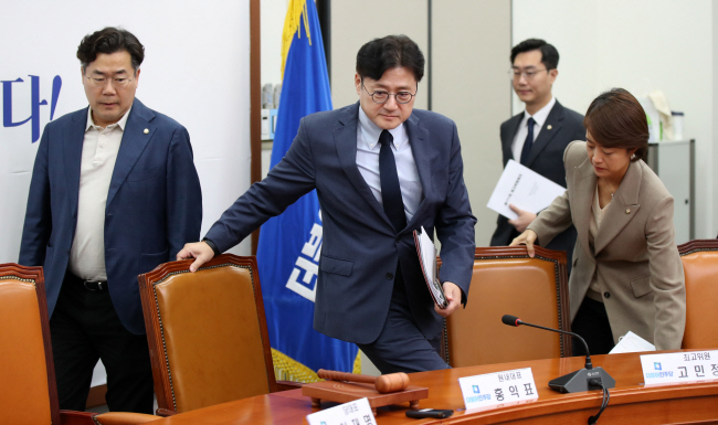 13일 오전 더불어민주당 홍익표(가운데) 원내대표와 박찬대(왼쪽)·고민정(오른쪽) 최고위원이 서울 여의도 국회에서 열린 최고위원회의에 참석하기 위해 자리에 앉고 있다. 뉴시스