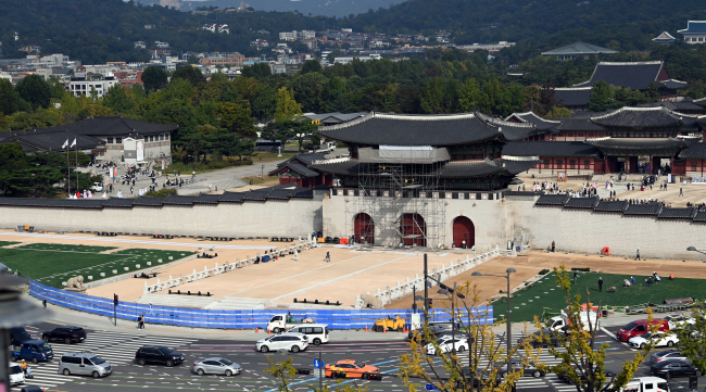 광화문 월대 및 새 현판 복원 기념식과 일반 공개를 이틀 앞둔 13일 오전 서울 광화문 일대에서 막바지 공사가 진행되고 있다.    박윤슬 기자