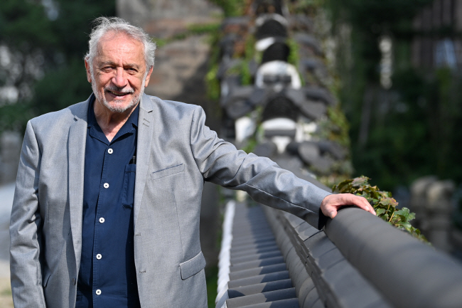 제14회 창원KC국제문학상을 수상한 장클로드 드크레센조는 12일 문화일보와의 인터뷰에서 “고통받으면서도 자유를 향해 진전하는 한국의 모습을 보여주는 한국문학은 언제나 큰 감동”이라고 이야기했다.  문호남 기자