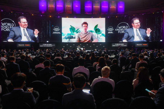 챗GPT를 개발한 오픈AI의 샘 올트먼(가운데) CEO와 미네르바 스쿨 설립자인 벤 넬슨이 지난달 12일 오전 서울 중구 장충체육관에서 열린 제24회 세계지식포럼에서 인공지능의 미래를 주제로 온라인 대담을 하고 있다. 연합뉴스