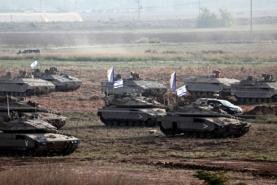 지난 14일 이스라엘 남부 아슈켈론에 이스라엘군의 탱크와 장갑차가 집결해 있다. AFP 연합뉴스
