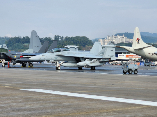 지난 15일 경기 성남 서울공항 활주로에 대기 중인 미 공군의 세계 최강 전자전공격기 EA-18G 그라울러(가운데). 오는 17∼22일 실시되는 역대 최대 규모의 ‘서울 국제 항공우주 및 방위산업 전시회(서울 ADEX)’ 기간 일반에 처음 공개된다. 디펜스 타임즈 제공
