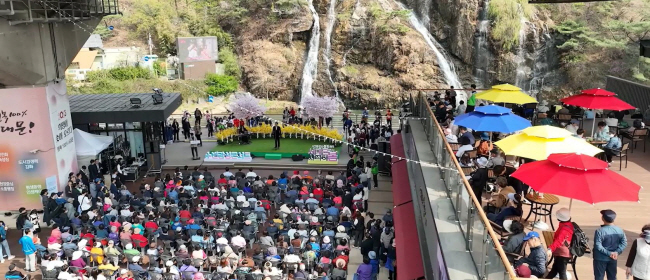지난 4월 서울시 ‘서울형 수변감성도시’ 1호로 조성된 서대문구 홍제천 수변 카페에서 봄빛축제 콘서트가 열리고 있다. 서대문구청 제공