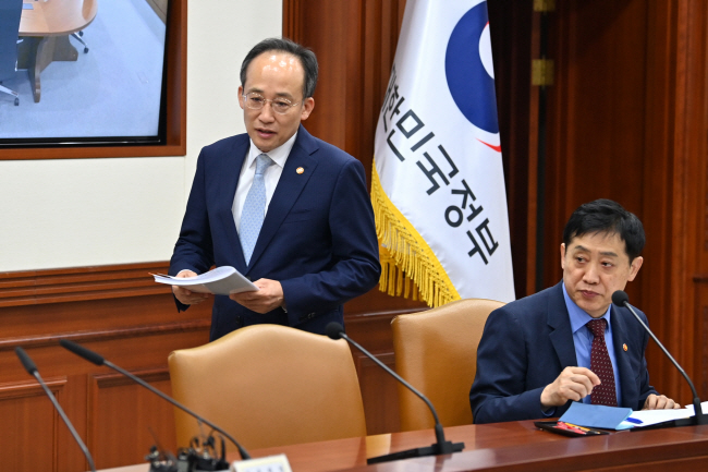 추경호(왼쪽) 부총리 겸 기획재정부 장관이 16일 오전 정부서울청사에서 열린 비상경제장관회의를 주재하기 위해 착석하고 있다. 오른쪽은 김주현 금융위원장. 문호남 기자