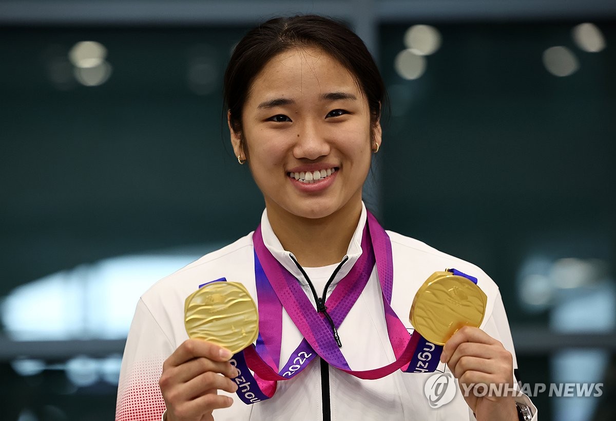 (영종도=연합뉴스) 2022 항저우 아시안게임 대회 2관왕에 오른 배드민턴 안세영이 8일 오후 인천국제공항을 통해 귀국 후 메달을 들어 보이고 있다. 2023.10.8