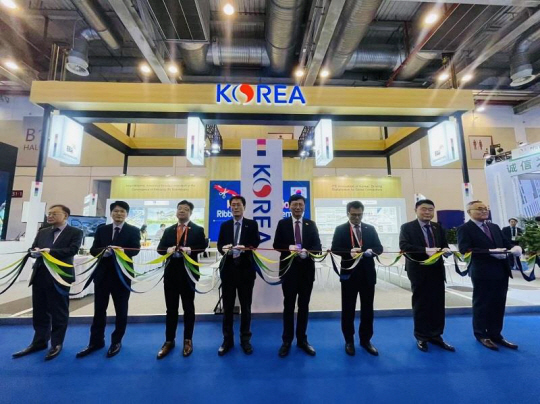 17일 함진규(왼쪽에서 네 번째) 한국도로공사 사장과 이용욱(〃 다섯 번째) 국토교통부 도로국장 등이 한국관 개관 리본커팅식에서 기념 촬영 하고 있다. 한국도로공사 제공