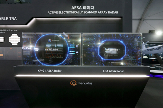 한화시스템이 국방과학연구소와 함께 개발한 KF-21 AESA레이다(왼쪽)와 자체 개발한 경공격기용(LCA, Light Combat Aircraft) AESA레이다.