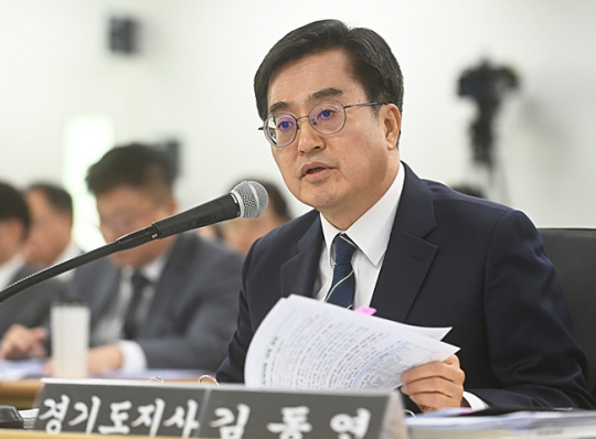김동연 경기도지사가 17일 경기도 수원시 영통구 경기도청에서 열린 국회 행정안전위원회의 경기도에 대한 국정감사에서 의원 질의에 답변하고 있다. 뉴시스