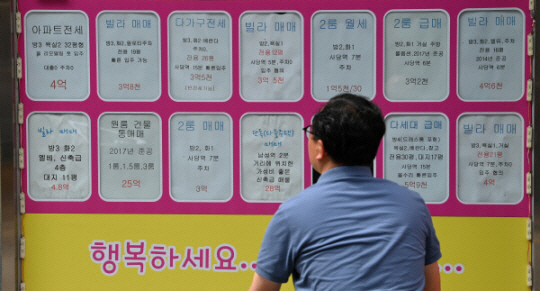 한 남성이 부동산 앞에 붙은 매물 게시물을 쳐다보고 있다. 문호남 기자