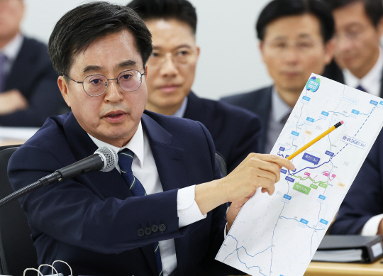 17일 경기도 수원시 영통구 경기도청에서 열린 국회 행정안전위원회의 경기도에 대한 국정감사에서 김동연 경기도지사가 서울-양평 고속도로 관련 질의에 답변하고 있다. 연합뉴스