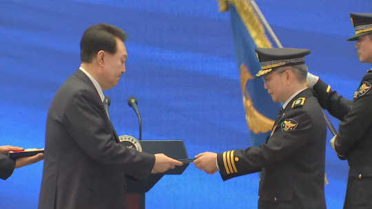 우철문 (오른쪽) 부산경찰청장이 대통령 표창을 수상하고 있다. KBS제공