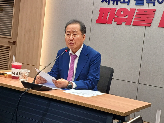 홍준표 대구시장이 지난 9월 대구시청 산격청사 대회실에서 기자간담회를 갖고 현안 사업을 설명하고 있다. 박천학 기자