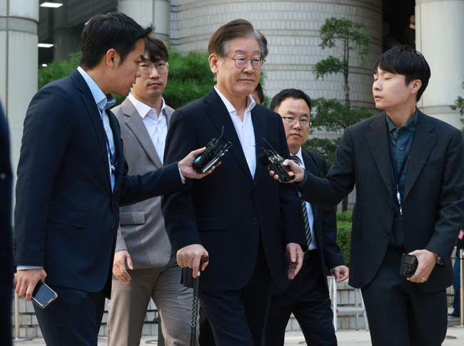 이재명 더불어민주당 대표가 지난 6일 서울 서초구 중앙지법에서 열린 대장동· 위례신도시 특혜 의혹 사건 첫 재판에 출석한 뒤 법정을 나서고 있다. 연합뉴스