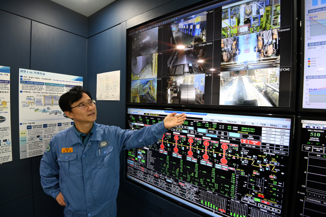 손광호 포스코 명장이 지난 10일 자동차강판기술센터 ‘CRM Smart Room’에서 ‘PCM 자동속도제어기술’을 설명하고 있다.   광양 = 문호남 기자