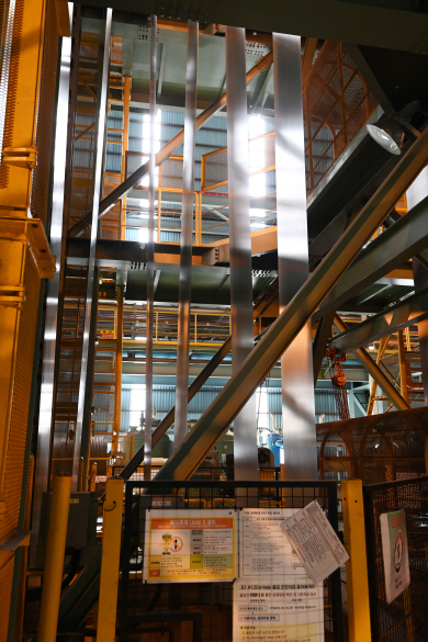 지난 10일 전남 광양에 있는 포스코 광양제철소 제4도금공장 ‘7CGL(용융아연도금강판라인)’ 설비 내에 아연 도금 공정 중인 얇은 강판들이 길게 늘어서 있다.   광양 = 문호남 기자