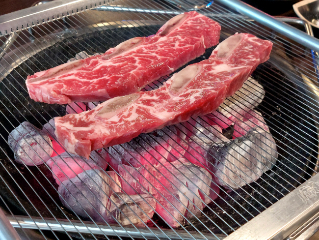 피아노선처럼 가는 철사를 이어 만든 당산오돌의 ‘실실이 불판’.