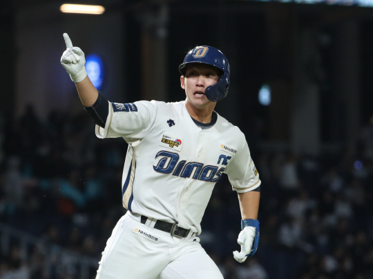NC의 서호철이 19일 창원NC파크에서열린 KBO 포스트시즌 와일드카드 결정 1차전 두산과의 경기에서 4회 말 만루포를 터뜨린 뒤 환호하고 있다.뉴시스