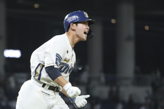 NC의 서호철이 창원NC파크에서열린 KBO 포스트시즌 와일드카드 결정 1차전 두산과의 경기에서 4회 말 2사 만루에서 만루포를 날린 뒤 포효하고 있다. 뉴시스