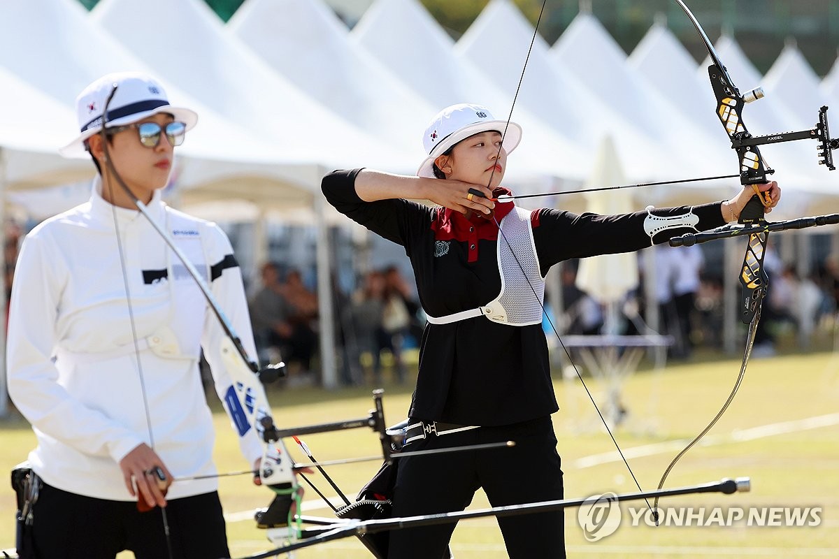 (광주=연합뉴스) 아시안게임 3관왕 임시현(한국체대)이 18일 광주국제양궁장에서 열린 제104회 전국체육대회(전국체전) 양궁 여자대학부 개인전 결승에서 안산(광주여대)과 대결하고 있다. 2023.10.18