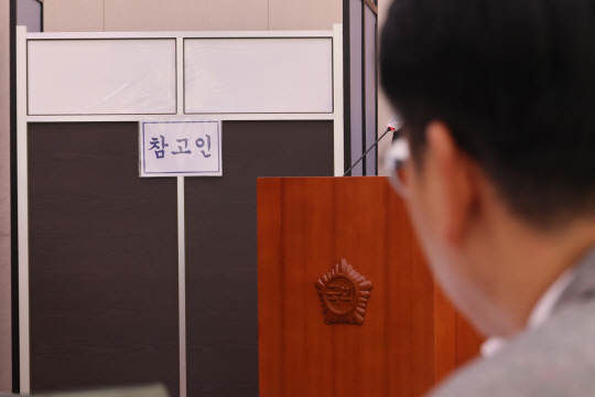 ‘부산 돌려차기’ 사건 피해자가 20일 국회 법제사법위원회에서 열린 부산지법 등에 대한 국정감사에 출석해 칸막이 뒤에서 비공개로 증언하고 있다. 연합뉴스