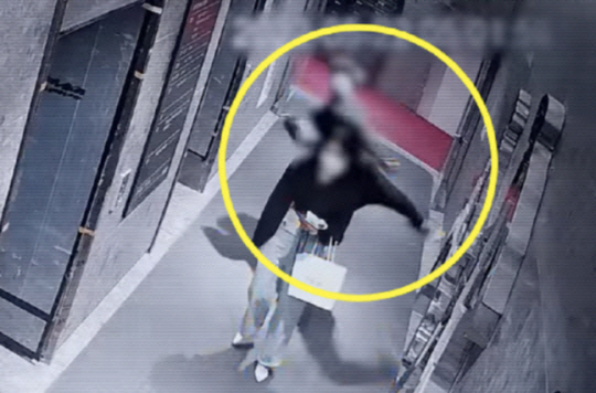 ‘부산 돌려차기’ 사건 가해자가 지난해 5월 22일 부산 부산진구 서면의 한 오피스텔 공동현관에서 피해자를 폭행하는 장면. SBS ‘그것이 알고싶다’ 방송화면 캡처
