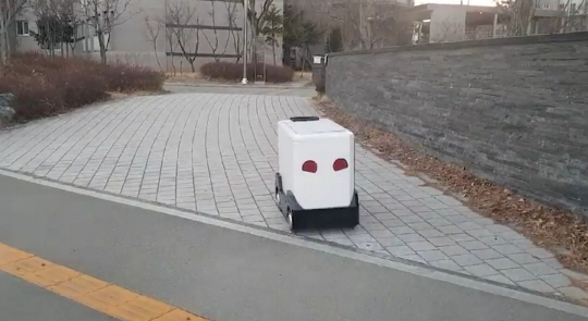 경기 수원시의 한 아파트 단지 초입에서 자율주행 로봇이 순찰을 돌고 있다. 수원시청 제공