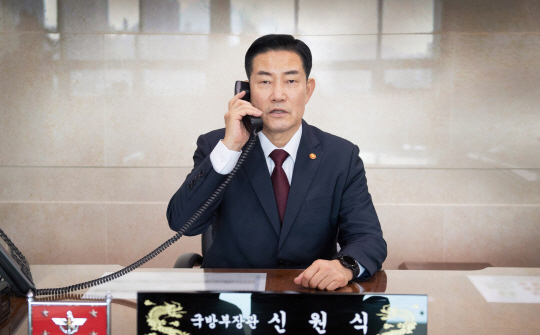 신원식 국방부장관이 20일 오전, 로이드 오스틴 미국 국방장관과 취임 이후 첫 공조통화를 하며 역내 안보상황 점검 및 한미동맹 현안을 논의하고 있다. 국방부 제공