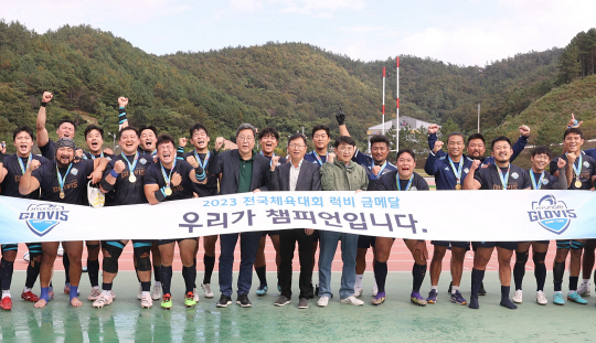 현대글로비스가 19일 전남 진도공설운동장에서 열린 제104회 전국체전 일반부 우승을 차지한 후 환호하고 있다. 현대글로비스 제공