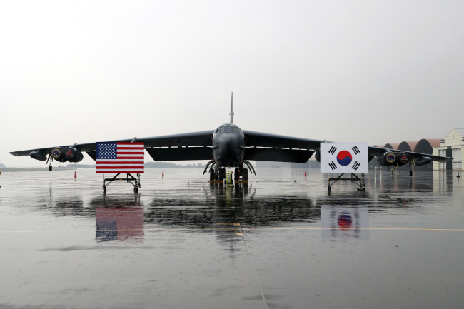 19일 충북 청주시 한 공군기지에 미 공군의 전략폭격기 B-52H가 주기되어 있다.  연합뉴스
