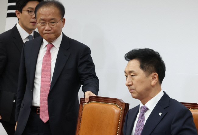 김기현(오른쪽) 국민의힘 대표와 윤재옥 원내대표가 19일 국회에서 열린 최고위원회의에 무거운 표정으로 참석하고 있다.   연합뉴스