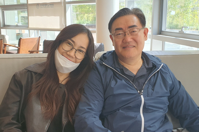 윤근배(오른쪽) 전북도 자연재난과장과 여동생 헌경(왼쪽) 씨.   윤근배 과장 제공