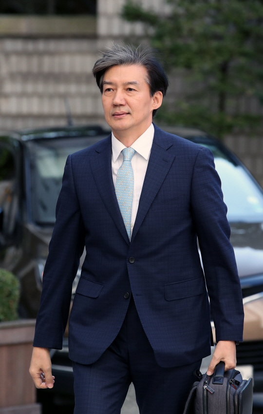 조국 전 법무부 장관이 지난 16일 감찰 등 관련 항소심 4차 공판을 하기 위해 서울중앙지방법원으로 출석하고 있다. 뉴시스