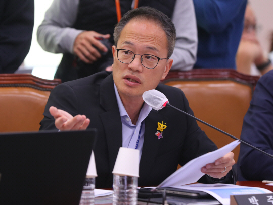 박주민 더불어민주당 의원이 지난 11일 서울 여의도 국회에서 열린 법제사법위원회의 법무부 등에 대한 국정감사에서 질의를 하고 있다. 뉴시스