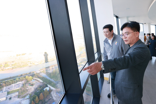 20일 충남 아산시 배미동에 자리한 폐기물 소각장인 아산환경과학공원을 방문한 이상일(왼쪽) 경기 용인시장이 공원 전망대에서 시설을 둘러보고 있다. 용인시청 제공