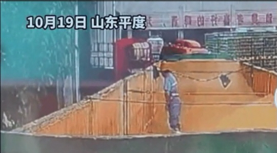 칭다오 맥주 제3공장 내부에서 촬영됐다고 주장이 일고 있는 영상 속 한 장면. 직원으로 추정되는 한 남성이 원료창고 안에서 소변을 보고 있다. 웨이보