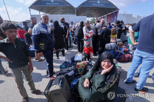 이집트로 대피하려는 팔레스타인인들과 지원을 기다리는 사람들이 16일(현지시간) 가자지구 남부 ‘라파 국경 통행로’에서 대기하고 있다. 앞서 로이터 통신은 미국과 이스라엘, 이집트가 라파 통로의 재개방과 일시 휴전에 합의했다고 보도했으나 이스라엘은 이를 부인했다. 연합뉴스