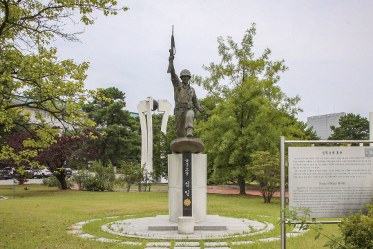 육군사관학교 교정 내 심일 소령 동상. 서울대 사범대학에 재학 중인 육사 8기인 심일은  6·25전쟁이 일어나자 제6사단 7연대 대전차포대 2소대장으로 춘천·홍천전투에서 특공대를 조직해 수류탄을 들고 적의 포탑 위로 돌진하여 적의 전차를 파괴했다. 1951년 1월 26일 제7사단 중대장으로 수색 임무 중에 강원도 영월군 북면 마차리에서 적과 교전 중 장렬히 전사했다. 1954년 태극무공훈장, 미국 육군 은성훈장이 추서됐다.