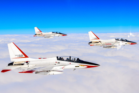 국민조종사와 명예조종사가 21일  국산 초음속 고등훈련기 T-50에 탑승해 대한민국 상공을 비행하고 있다. 공군 제공