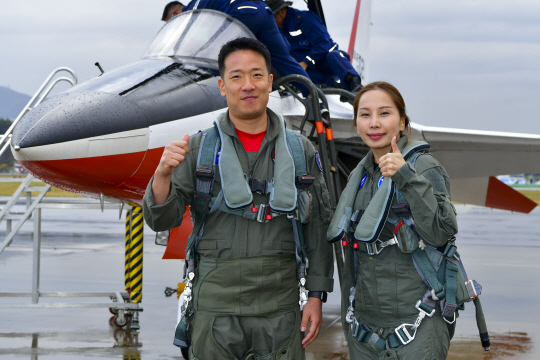 베트남에서 온 이민자 이호정 국민조종사가 21일 국산 초음속 고등훈련기 T-50 체험비행을 마치고 기념촬영을 하고 있다. 사진 오른쪽은 함께 비행한 공사 62기 조종사 신민형 소령과 엄지를 치켜세운 이호정씨. 공군 제공