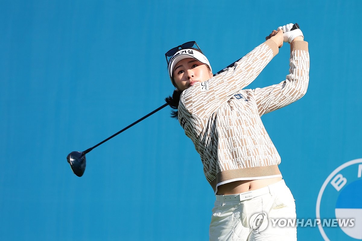 (파주=연합뉴스) 20일 경기도 파주시 광탄면 서원밸리 CC에서 열린 미국여자프로골프(LPGA) 투어 BMW 레이디스 챔피언십 2라운드 경기에서 이정은6이 티샷하고 있다. 2023.10.20