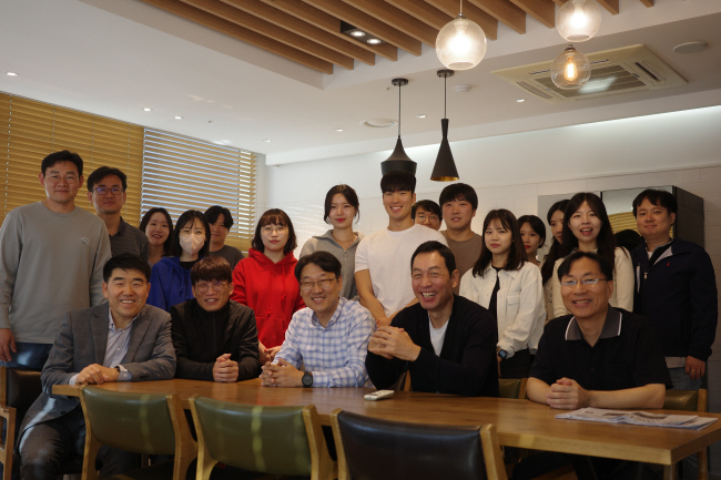 일본에서 25개 사를 고객으로 확보한 이노룰스의 김길곤(앞줄 맨 왼쪽) 대표와 직원들의 모습. 이노룰스 제공