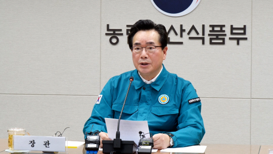 정황근 농림축산식품부 장관이 22일 세종시 정부세종청사에서 럼피스킨병 방역상황 점검회의를 하고 있다. 연합뉴스