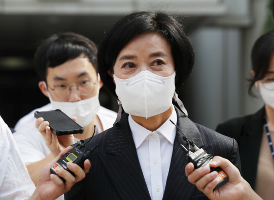 이정근 전 더불어민주당 사무부총장이 지난해 9월 서울 서초구 서울중앙지법에서 구속영장실질심사를 마친 뒤 기자들의 질문을 다고 있다. 뉴시스