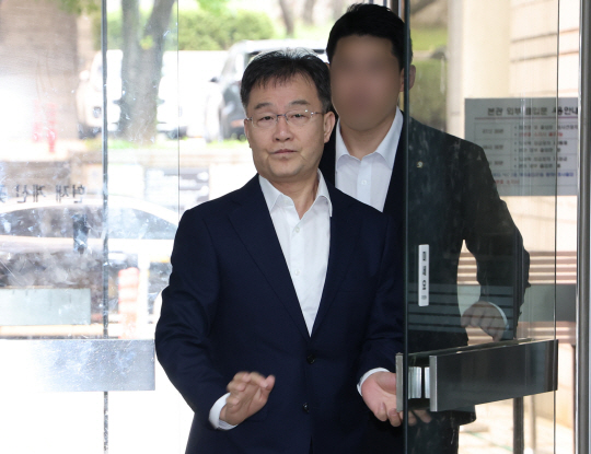 김만배 씨가 지난 9월 18일 서울 서초구 서울중앙지법에서 열린 재판에 출석하고 있다. 뉴시스