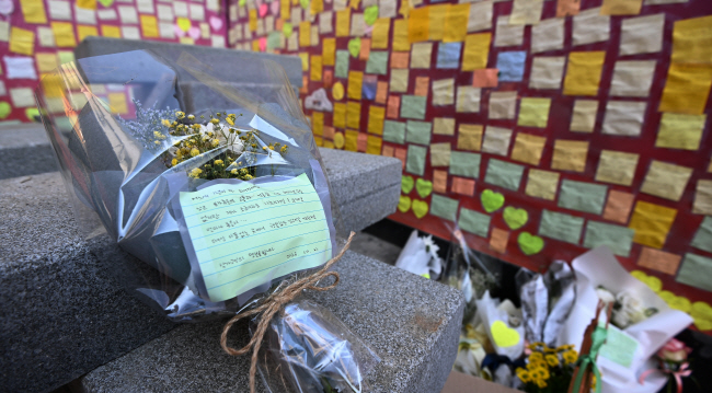 이태원 핼러윈 참사 1주기를 엿새 앞둔 23일 오전 서울 용산구 이태원 참사 골목에 설치된 ‘10·29 기억과 안전의 길’에 시민들의 추모 메시지와 꽃다발이 놓여 있다. 문호남 기자
