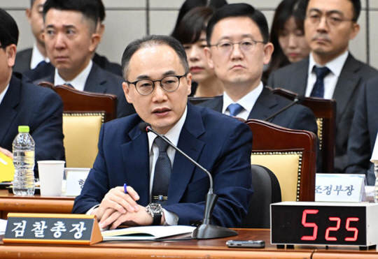 이원석 검찰총장이 23일 서울 서초구 대검찰청에서 열린 국회 법제사법위원회의 대검찰청 국정감사에서 의원들의 질의에 답하고 있다. 연합뉴스
