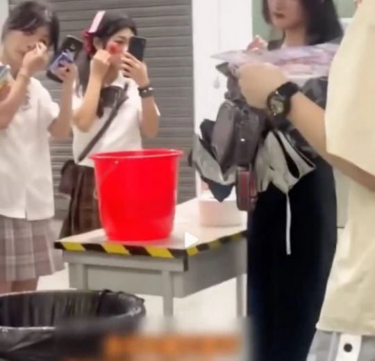 중국 광저우의 지하철 역 한 켠에 마련된 ‘화장 지우는 곳’에서 시민들이 화장을 지우고 있다. 웨이보 캡처