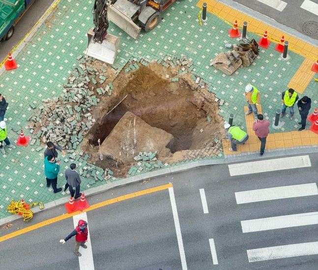 서울 영등포구 여의도 횡단보도 교통섬에 발생한 싱크홀. 연합뉴스